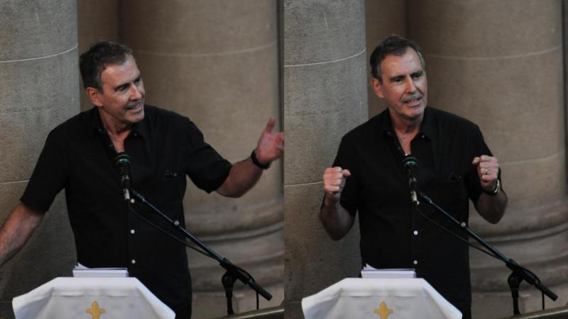 Cristián Campos en funeral de Héctor Noguera - Agencia Uno.