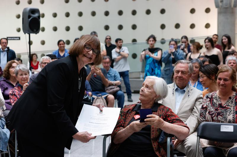 Delfina Guzmán fue homenajeada por la Universidad de Chile. Créditos: Prensa UCHILE.