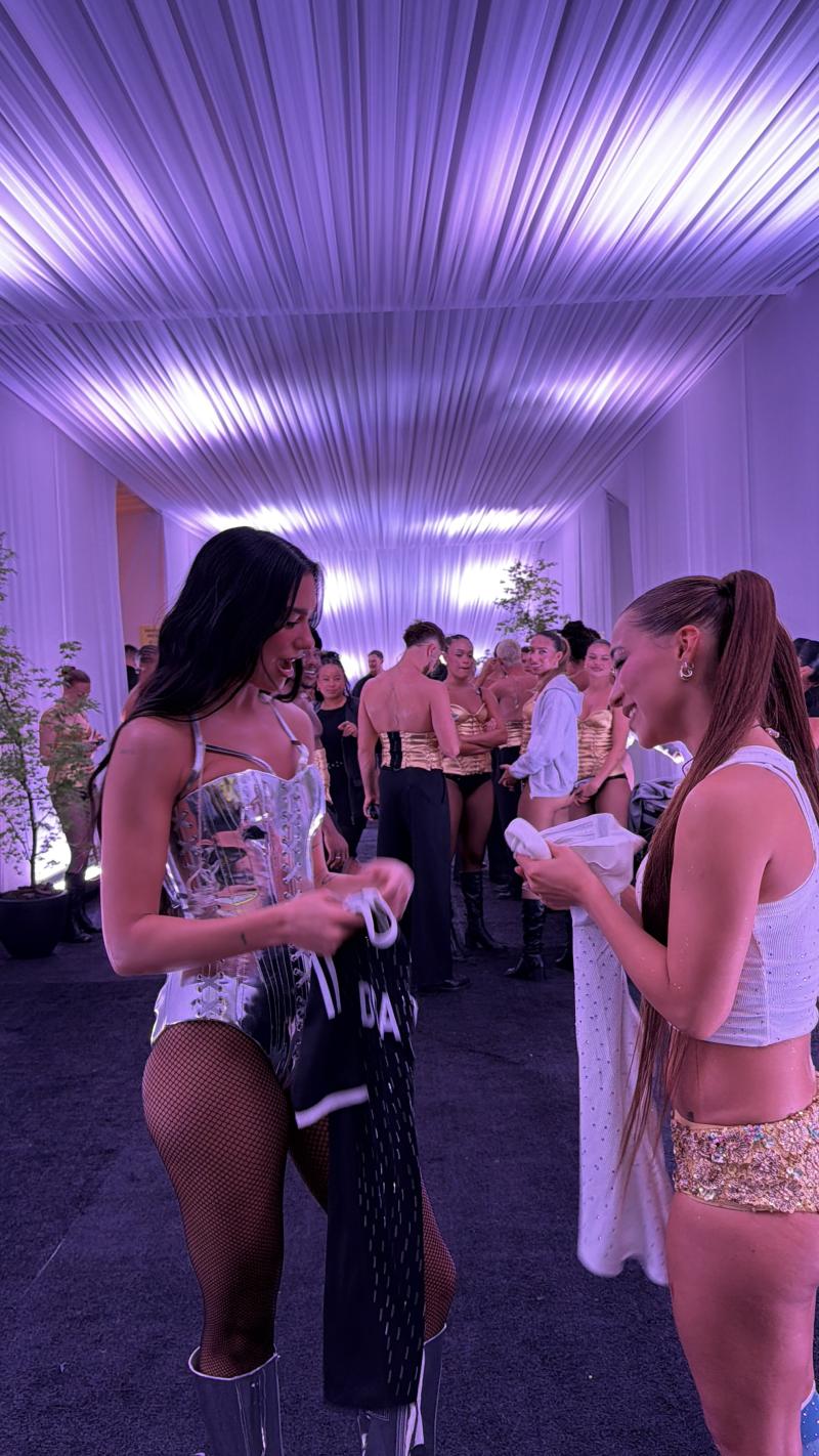 Dua Lipa recibe regalo de Princesa Alba. Créditos: Princesa Alba.