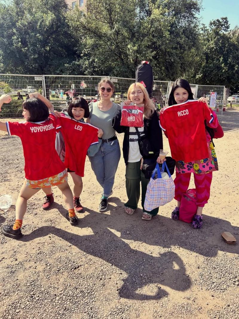 Otoboke Beaver vistió la nueva camiseta de Chile - Créditos: @FaunaPrimaveraFest