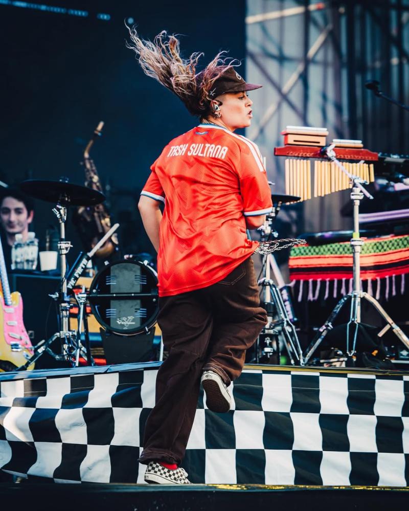 Tash Sultana vistiendo la nueva camiseta de la Roja en el Fauna Primavera - @FaunaPrimaveraFest
