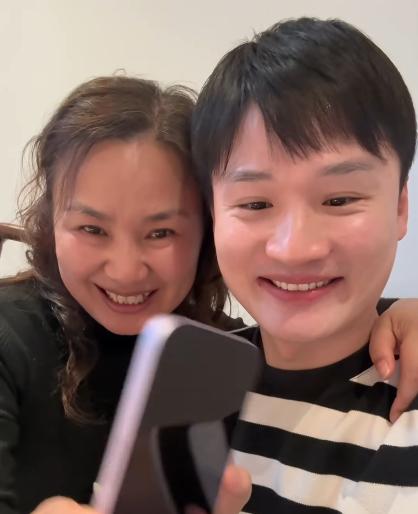 Yuhui Lee y su madre
