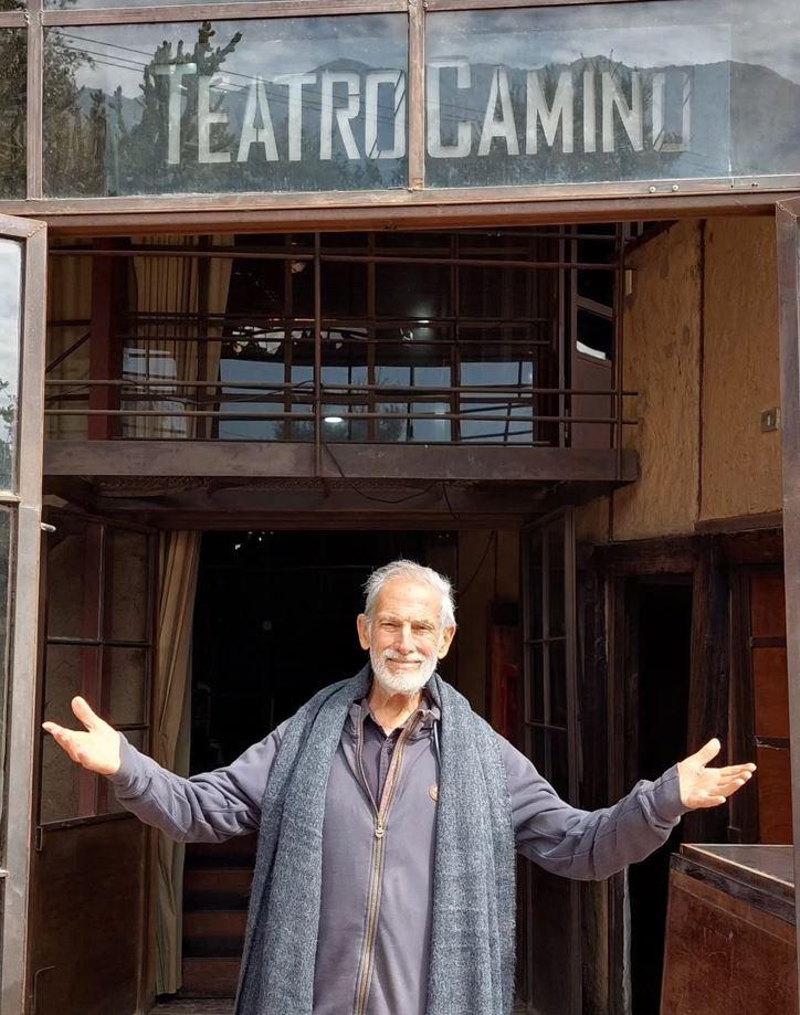 Héctor Noguera frente a su teatro. Créditos: Instagram Teatro Camino.