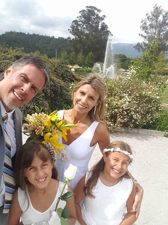 Mariel Aereboe y Pedro Lladser junto a sus hijas Julieta y Josefina