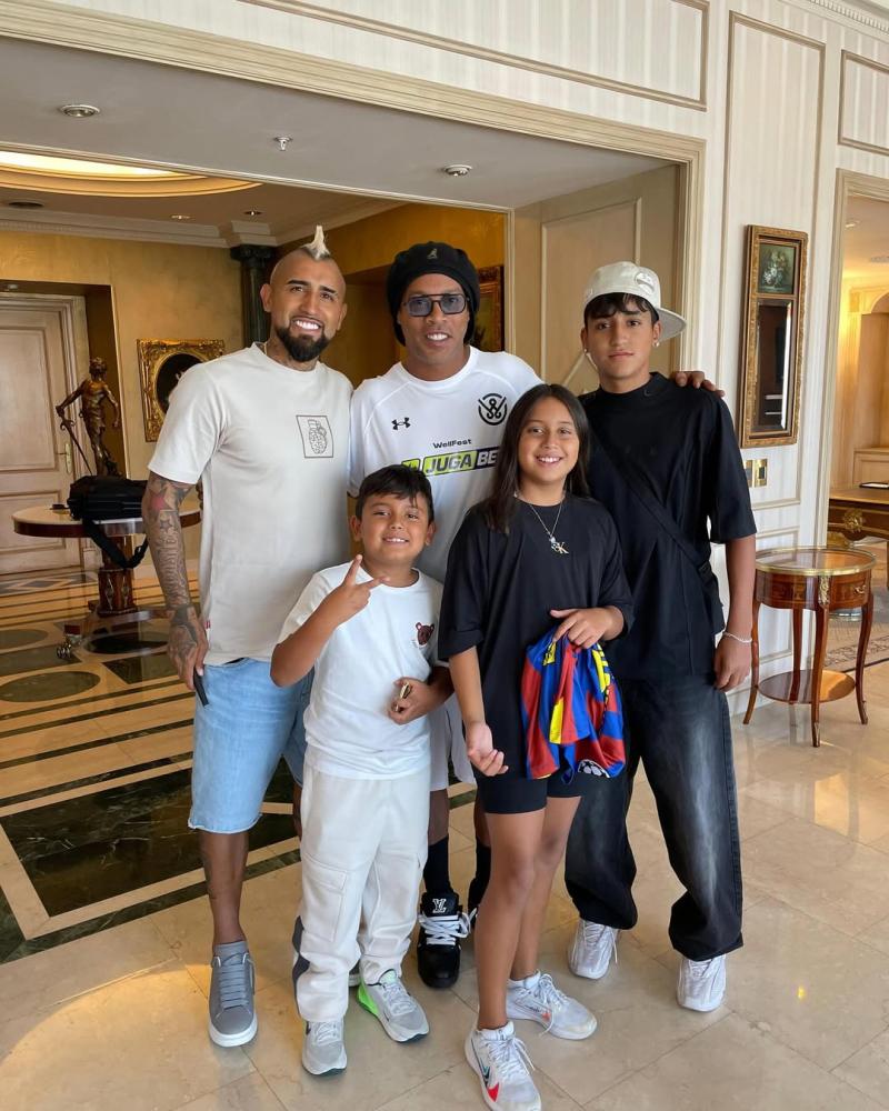Arturo Vidal junto a sus hijos con Marité Matus - Instagram