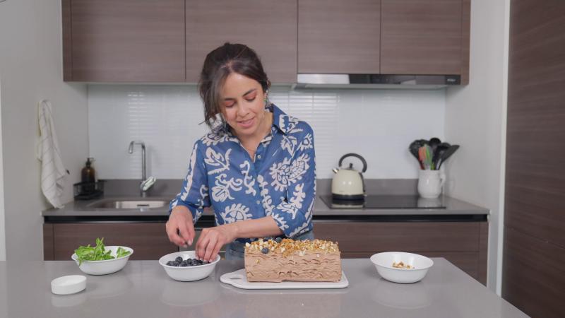 Lorena Salinas prepara el brazo de reina para Navidad. Créditos: 13C