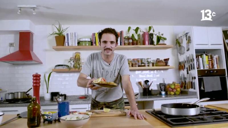 Matías Arteaga prepara pescado frito con papas mayo chilenas. Créditos: 13C