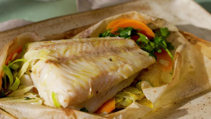 Merluza austral al papillote con verduras al vapor. Créditos: 13C