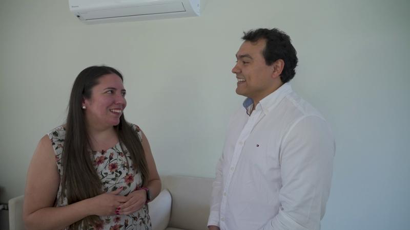 Pareja protagonista de episodio de "Hermanas Modo Deco". Créditos: 13C