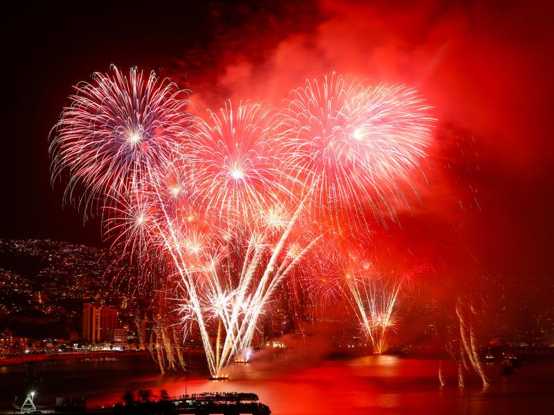 Fuegos artificiales en Año Nuevo celebrado en Valparaíso. Créditos: Agencia Uno