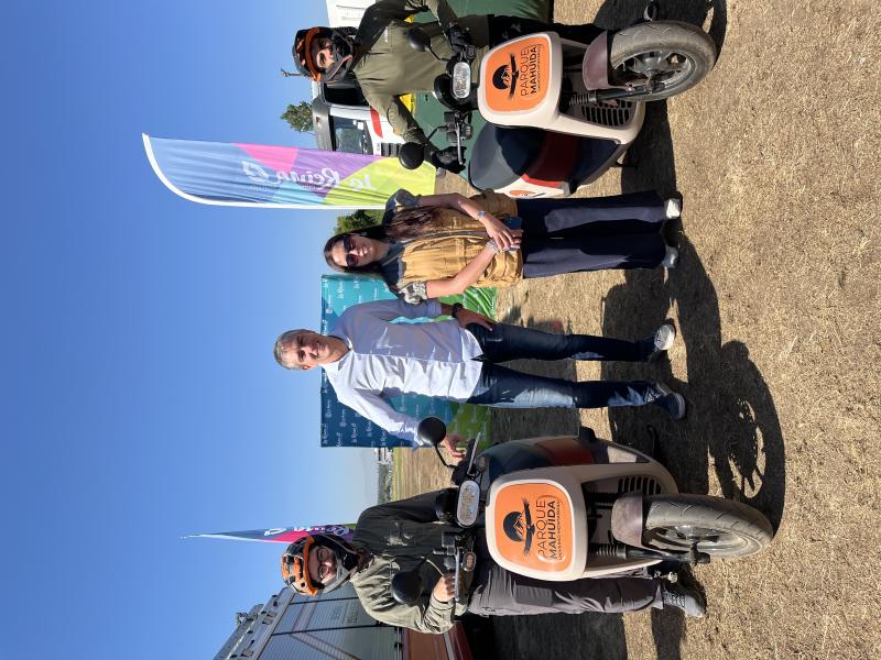 Alcalde de La Reina con equipo Mahuida.