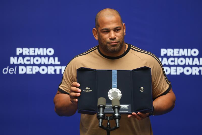 Yasmani Acosta es reconocido como Premio Nacional del Deporte. Créditos: ATON.