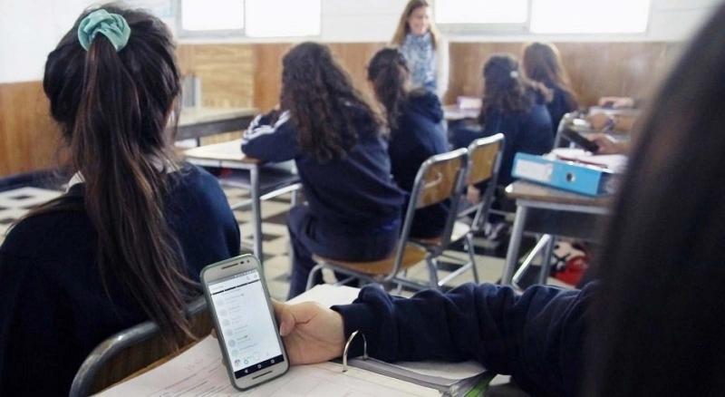 Proyecto que regula y prohíbe uso del celular en clases será ley - Aton