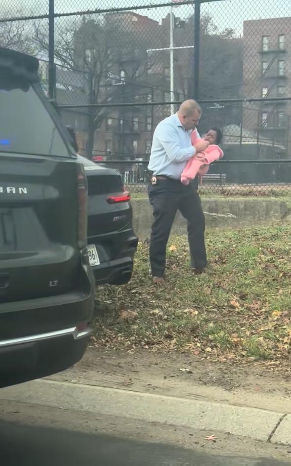 Policía salva a bebé/TikTok