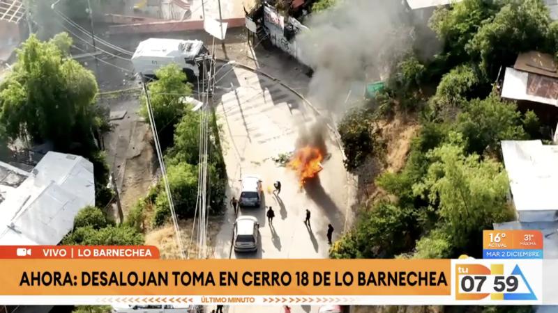 Hombre casi se prende en fuego por encender barricada en Lo Barnechea.