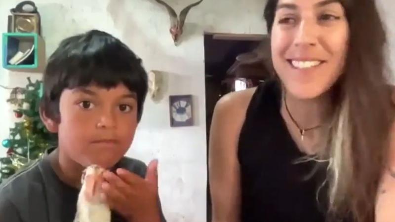 Niño que recibió una gallina como regalo de Navidad revela el nombre que le puso al ave
