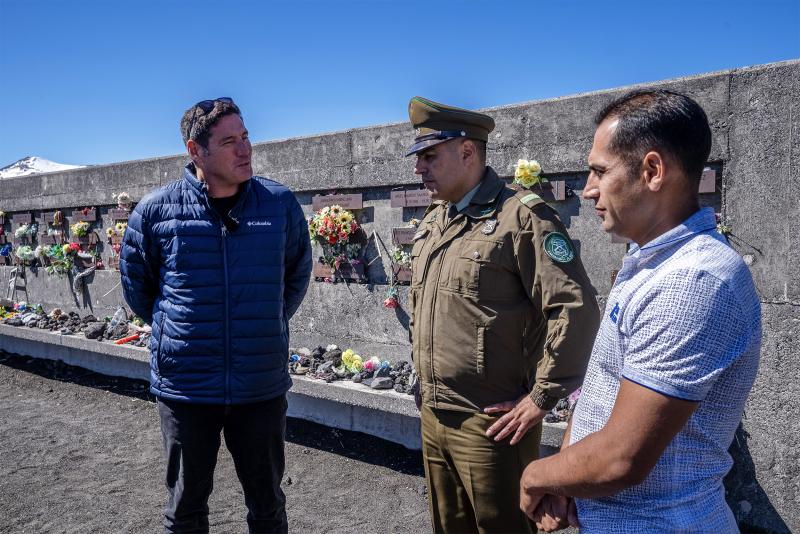 Pancho Saavedra visita memorial de la tragedia de Antuco. Créditos: Canal 13