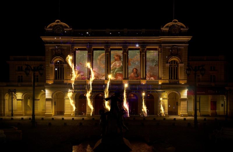 Espectacular mapping de luces y sonido se tomará fachada del Teatro Municipal de Santiago para celebrar los 70 años de su orquesta Filarmónica.