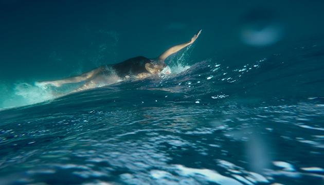 Espectacular estreno en 13C: “Sincronía”, el documental que explora la conexión con el mar de dos excepcionales mujeres.