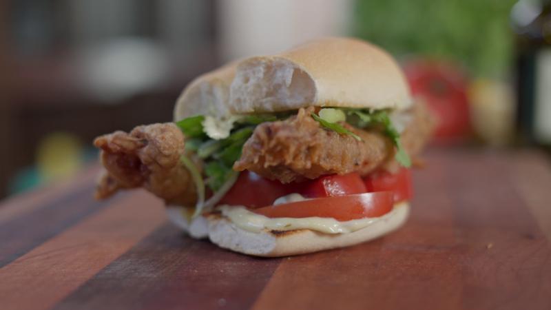 Sándwich de jurel frito. Créditos: 13C