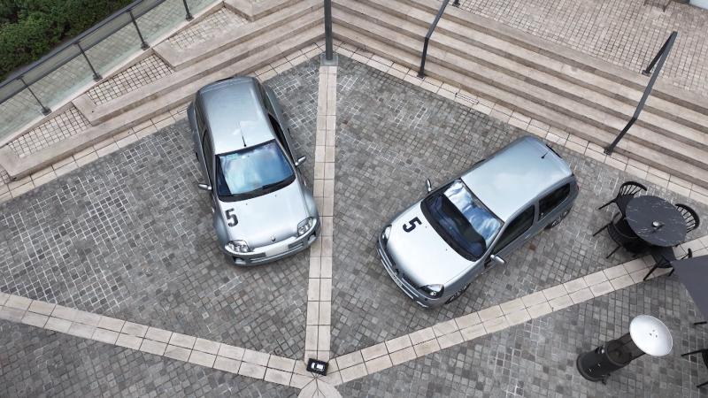 Modelos de auto Renault Clio Sport y Renault Clio V6. Créditos: 13C