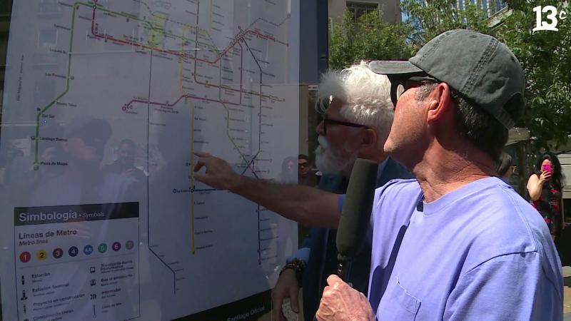 Marcelo Comparini y Federico Sánchez analizan mapa del Metro de Santiago. Créditos: 13C