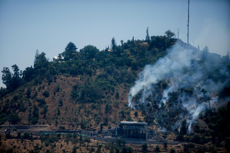 Incendio en el Cerro San Cristóbal - Agencia Uno