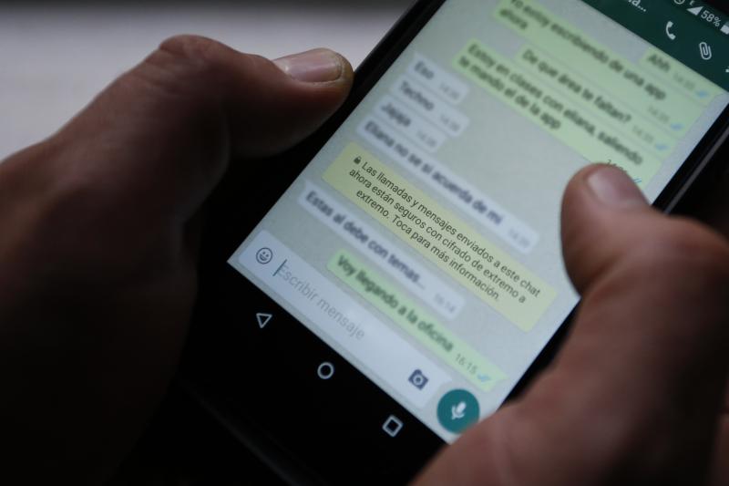 Alguien podría estar leyendo tus mensajes de WhatsApp sin saberlo - Agencia Uno