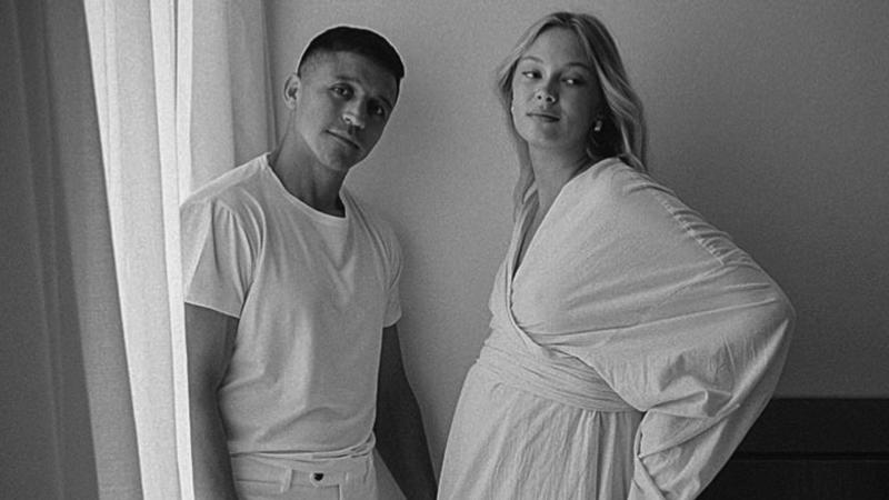 Alexis Sánchez y su pareja Alexandra Litvinova