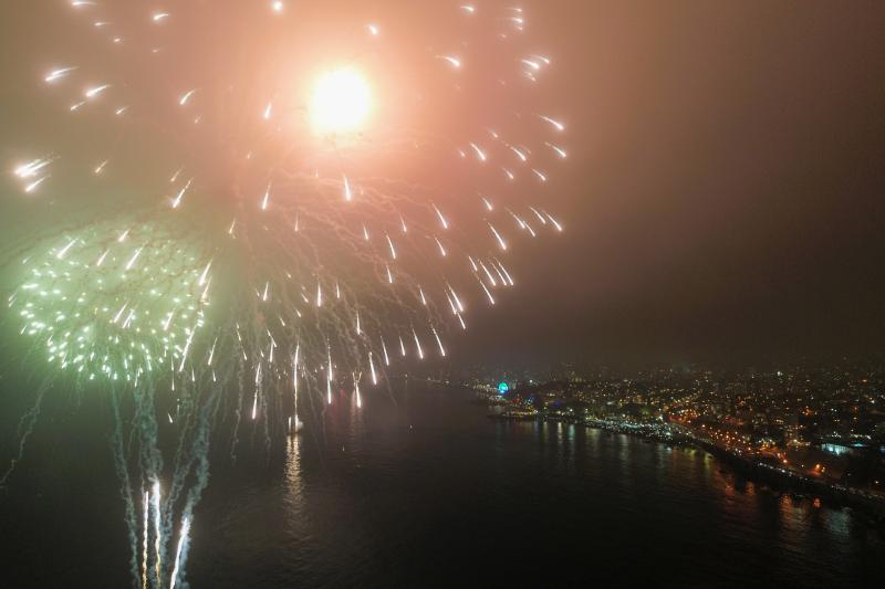 Hombre sufre grave accidente tras lanzar petardos y cohetes.