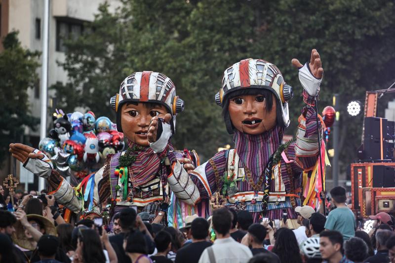 "El gigante y los niños Wara Wara” en el frontis de La Moneda. Créditos: ATON