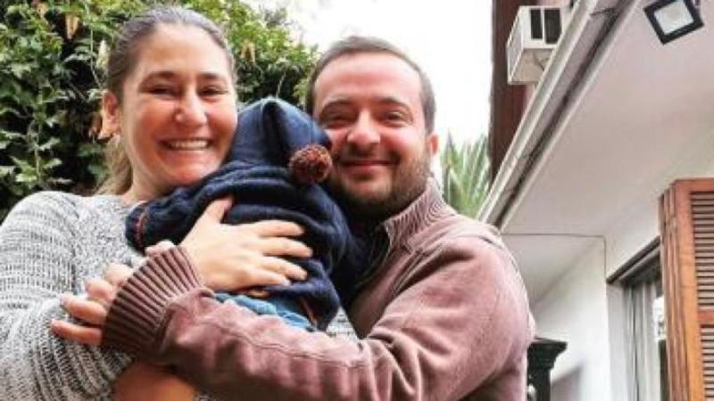 Belén Mora y Toto Acuña junto a uno de sus hijos