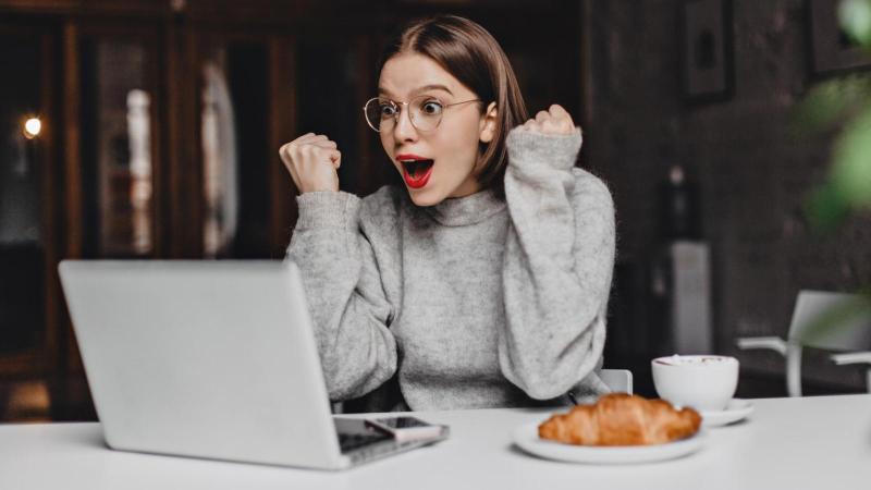 Revisa con tu RUT el pago de enero del Bono al Trabajo de la Mujer - Freepik