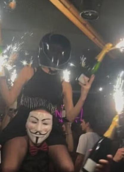 Una camarera del bar Le Constellation aparece sobre un colega portando bengalas segundos antes del inicio del fuego/X