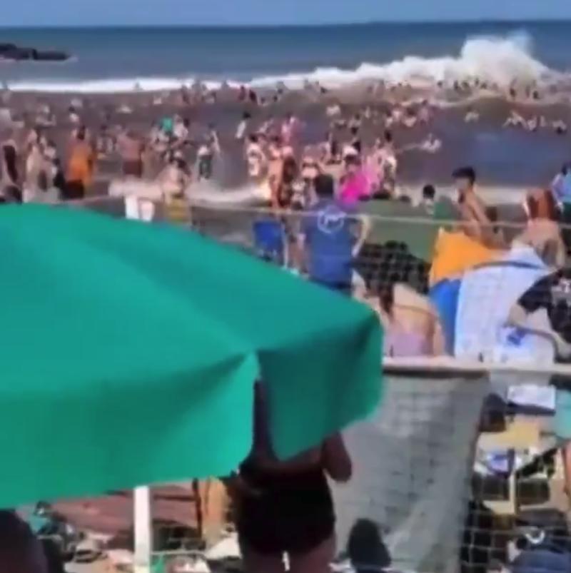 Una ola gigante sorprendió a los bañistas en una playa en Mar del Plata/X