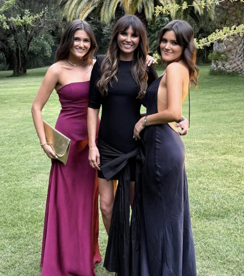 Expareja de Roberto Bruce y sus dos hijas.