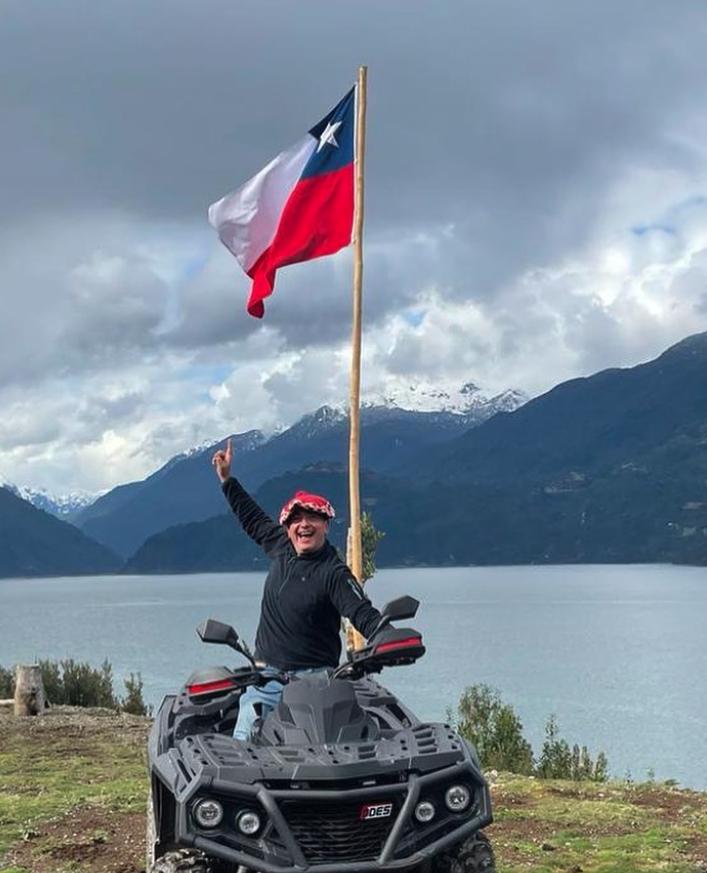 Germán Valenzuela mostrando sus panoramas en el sur del país.
