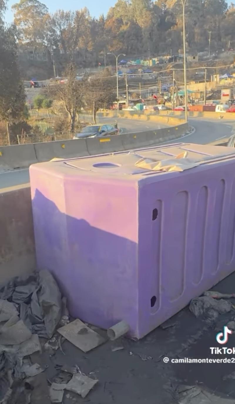 Supuesto baño donado por Naya Fácil abandonado en la calle.