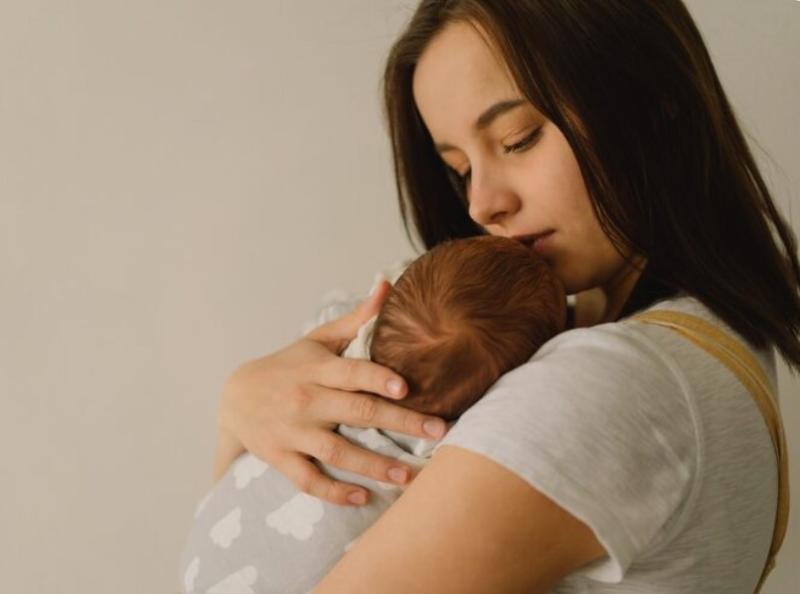 Se buscan voluntarios para abrazar a bebés abandonados