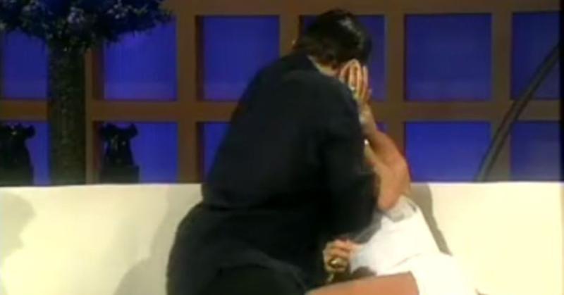 Miguel Bosé dándole un beso a Cecilia Bolocco en La Noche de Cecilia