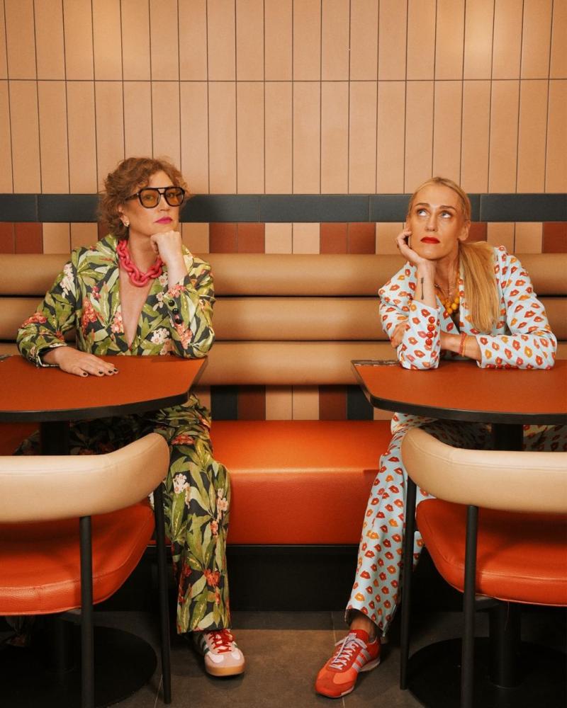 Javiera Contador y Virginia Demaria estrenan el podcast “Demasiada información” en Emisor Podcasting y su canal de YouTube.