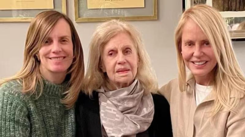 Cecilia y Diana Bolocco con su madre, Rose Marie Fonck