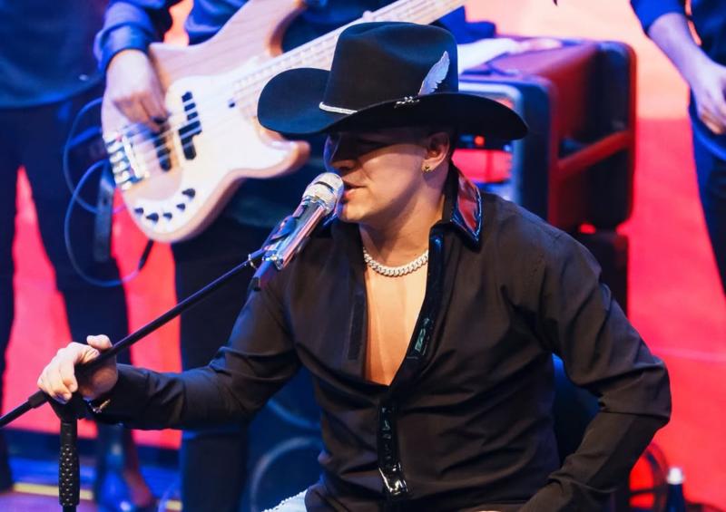 Yeison Jiménez cantando en vivo