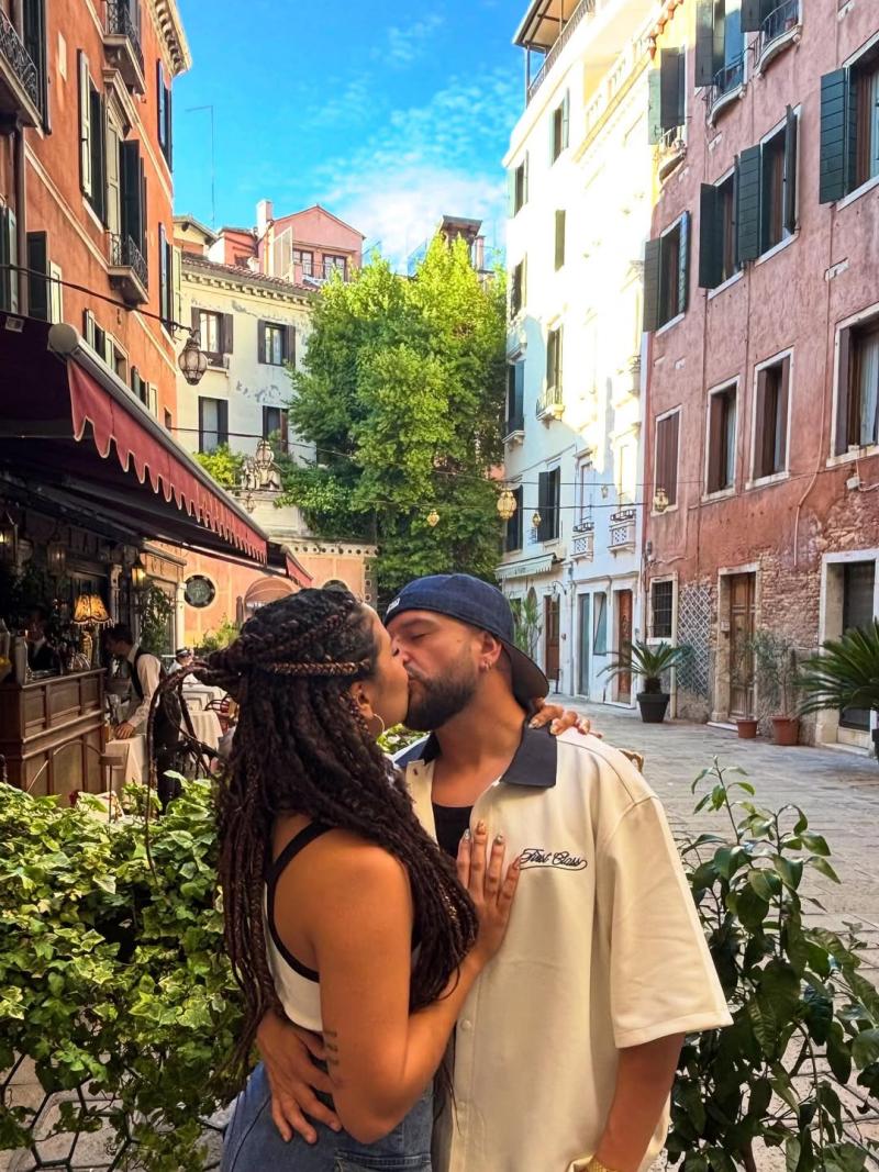 Stailok junto a su pareja - Instagram @__den.nisse