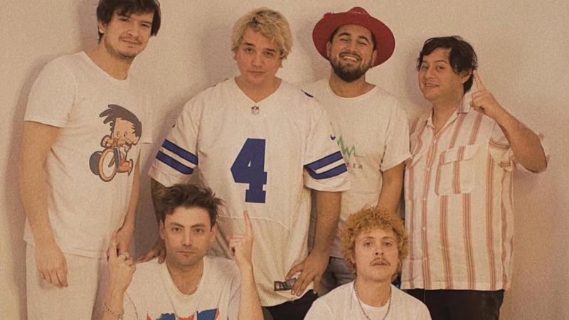 Lincoyán Viera, hijo de Mónica Aguirre y Gervasio, junto a los integrantes de su banda Hombre Bomba - Créditos: Instagram