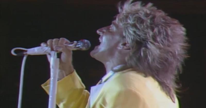 Rod Stewart presentándose en el Estadio Nacional en marzo de 1989