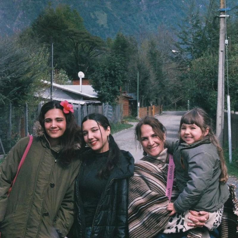 Claudia Pérez junto a sus hijas y su nieta - Instagram