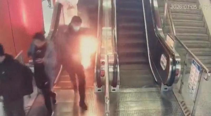 Cargador explota en el bolsillo de un pasajero y provoca incendio