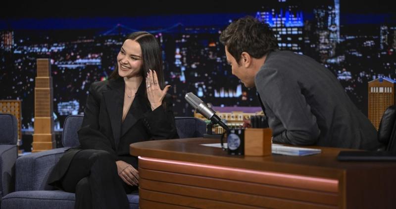 Dove Cameron mostrando su anillo de matrimonio - Créditos: The Tonight Show Starring Jimmy Fallon
