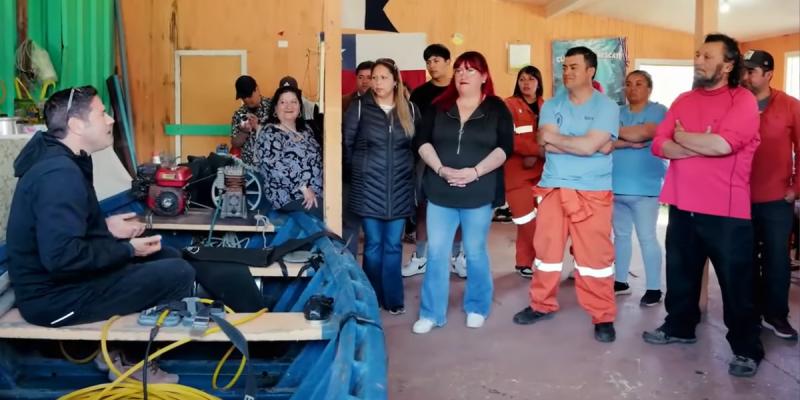 Pancho Saavedra conoce la labor del grupo de rescate de Mehuín. Créditos: Canal 13